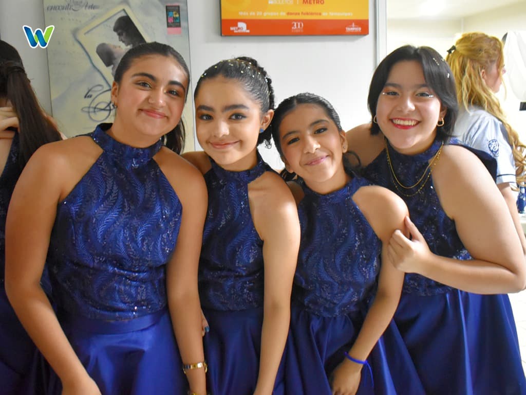 Estudiantes en evento formal